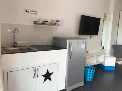 Kitchenette and fridge